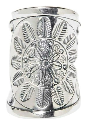 Large bague en argent avec des motifs de fleurs et de feuilles gravés formant un dessin circulaire autour du centre.