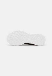 Weißer Sneaker-Sohlen mit einer strukturierten GummOberfläche und einem Rautenmuster für Traktion, das den Griff und die Haltbarkeit verbessert.