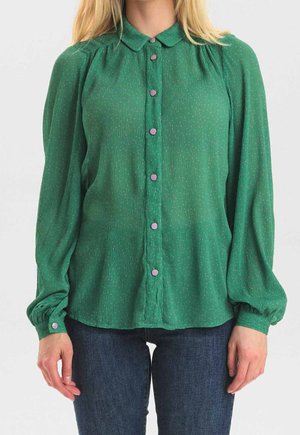 Zielona bluzka z teksturowanej tkaniny, zapinana na guziki z przodu, z pękatymi rękawami, ozdobiona kontrastującymi fioletowymi guzikami i delikatnymi pionowymi paskami.