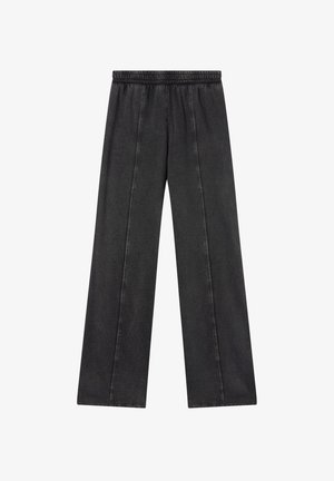 Czarne spodnie o szerokich nogawkach z elastycznym paskiem w talii i pionowymi szwami biegnącymi wzdłuż każdej nogawki.