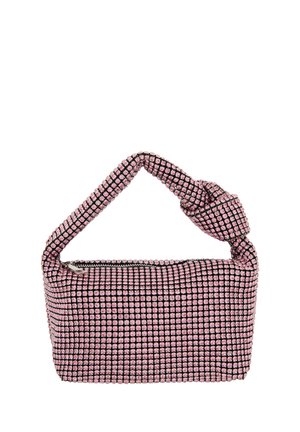 Roze en zwarte handtas met een gestructureerd oppervlak, voorzien van een rasterpatroon, een geknoopte schouderriem en een ritssluiting aan de bovenkant.