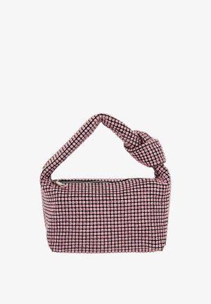 Rosa und schwarze Handtasche mit strukturierter Oberfläche, die ein Rautenmuster aufweist, einem geknoteten Tragegurt und einem Reißverschluss oben.