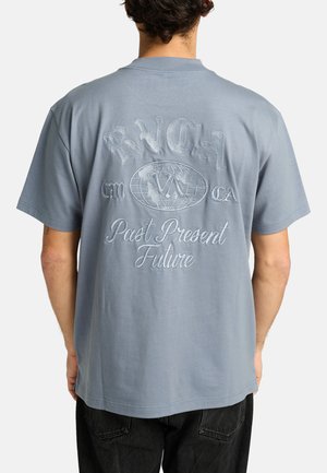 Himmelblaues Baumwoll-T-Shirt mit Rundhalsausschnitt, das gestickten Text "RNCA cm CA Vergangenheit Gegenwart Zukunft" und ein Globusdesign auf der Rückseite aufweist.