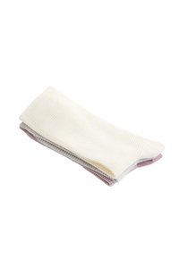 Tri zložené kuchynské utierky so štruktúrou vaflí v bielej, svetlosivej a tlmenej fialovej farbe, uložené na sebe na bielom pozadí.