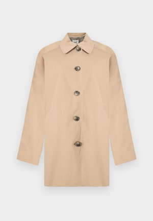 Trench-coat beige avec un col chemise, six boutons foncés et des poches latérales. Tissu lisse avec une coupe légèrement structurée.