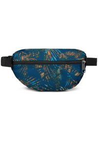 Marsupio con sfondo blu e motivi astratti di foglie di palma vivaci in arancione e verde. Include una cerniera nera e una tracolla regolabile.