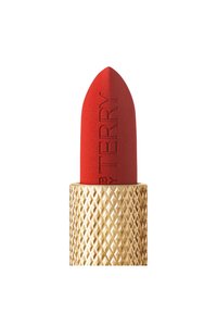 Rød læbestift med en spids spids, prydet med et mønstret, gyldent rør med diamantmønster. Mærkenavnet "BY TERRY" er præget på produktet.