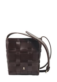 Sac à main tissé en cuir marron avec une bandoulière ajustable, de forme carrée, et un accent logo doré à l'avant. Texture lisse sur l'ensemble.