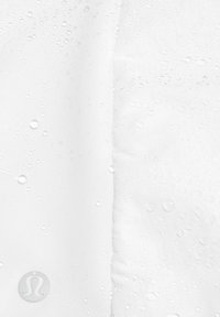 Tessuto impermeabile bianco con una superficie текстurizzata, caratterizzato da piccole gocce d'acqua. Un logo grigio è visibile nell'angolo in basso a sinistra.
