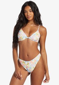 Kvetinový trojuholníkový bikiny top a vysoká spodná časť v pastelových farbách s vrúbkovanou textúrou. Výrazné kvetinové vzory v ružovej, modrej a žltej.