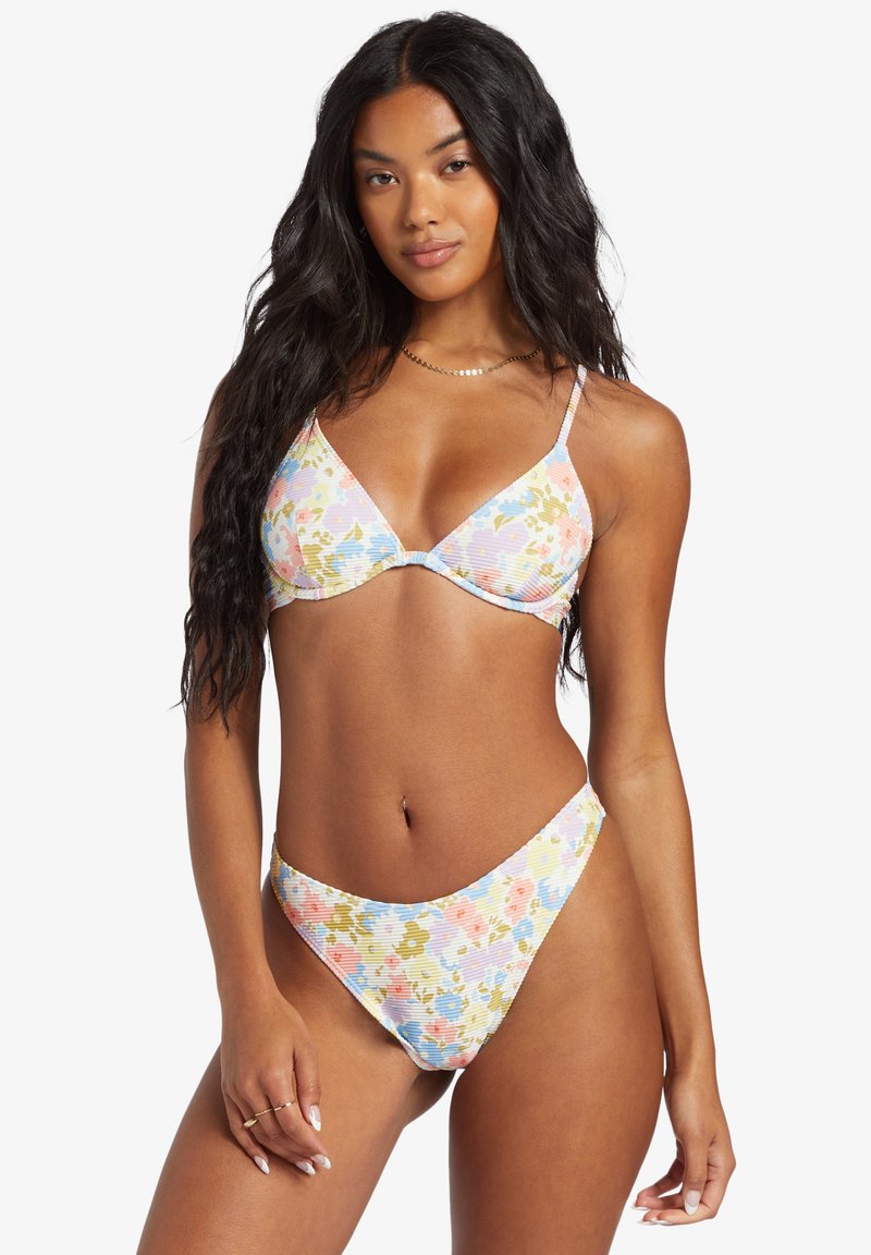Kvetinový trojuholníkový bikiny top a vysoká spodná časť v pastelových farbách s vrúbkovanou textúrou. Výrazné kvetinové vzory v ružovej, modrej a žltej.