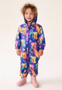 Färgglad vattentät overall med ett teddybears-motiv i livfulla nyanser av blått, rosa och grönt; inkluderar huva och elastiska ärmslut.