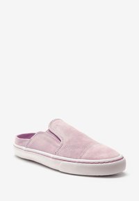Mule sneaker slip-on in suede rosa con suola in gomma bianca e pannelli elastici laterali, fotografato su sfondo bianco.