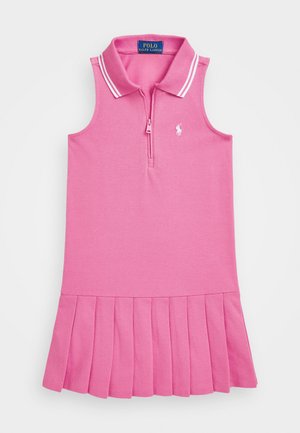Vaaleanpunainen ilmanhiha polo-mekko, jossa on vetskari edessä, valkoiset kauluskorostukset ja laskostettu helma. Materiaali näyttää tekstuuriltaan, mutta on sileä.