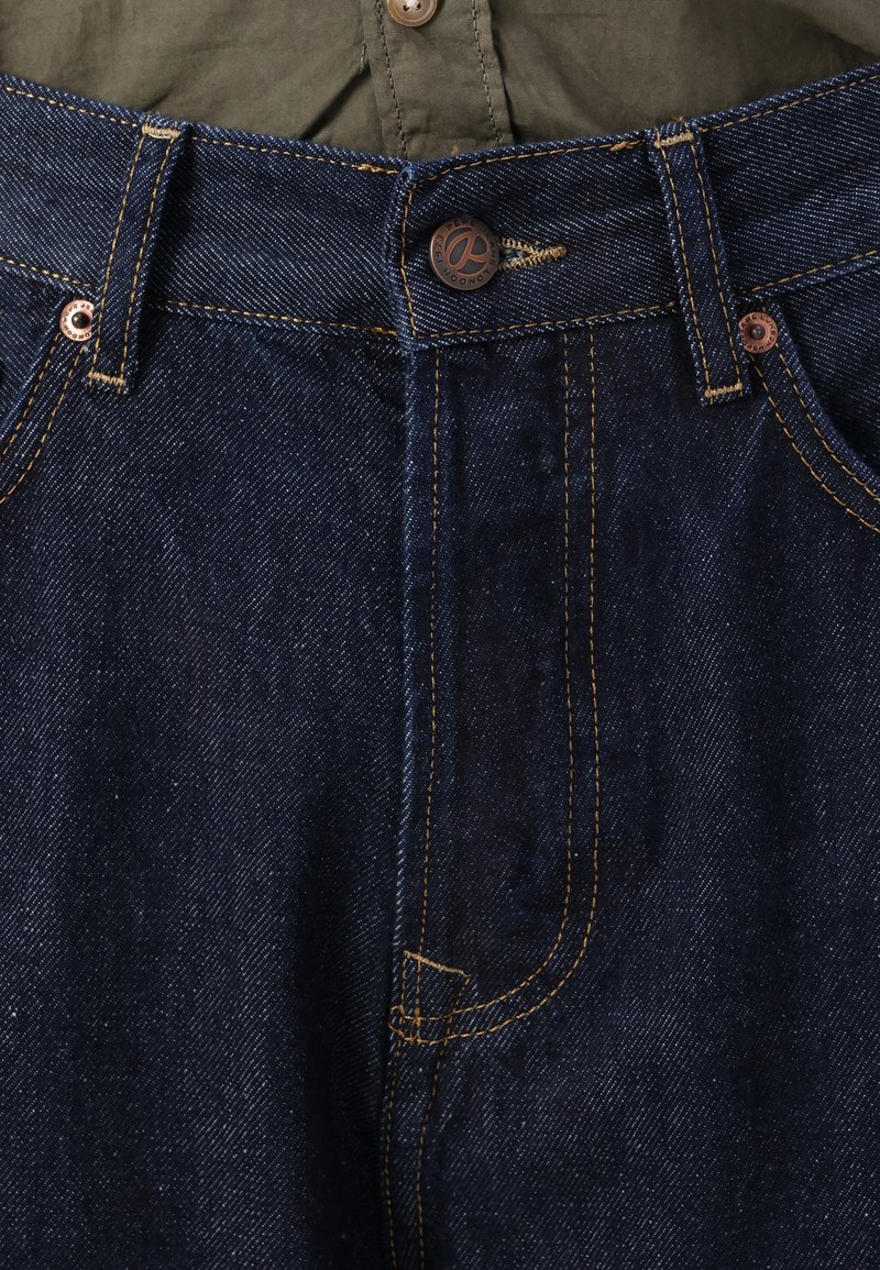 Dunkelblaue Denim-Jeans mit kontrastierendem orangefarbenem Nähten, ausgestattet mit einem Knopfverschluss, fünf Taschen und einer glatten Textur.