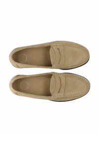 Mocasini din suede bej, cu vârf rotund, cusături decorative și talpă din cauciuc. Interiorul are o branț ușor căptușit, cu perforații.