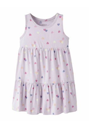 Vestido sin mangas para niño pequeño de color lila claro con cintura fruncida y pequeños estampados de corazones multicolores por todo el vestido.
