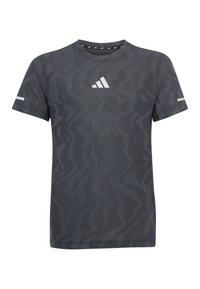 T-shirt de sport gris à manches courtes avec motif zigzag texturé, présentant un logo blanc sur la poitrine et des accents réfléchissants sur les épaules.