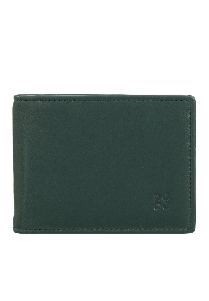 Portafoglio verde in pelle con una texture liscia, forma rettangolare compatta e discreto logo del marchio in rilievo. Cucitura ordinata lungo i bordi.