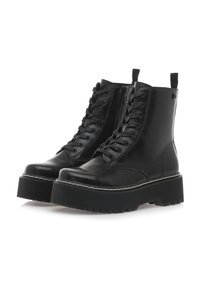 Botines de cuero negro con una suela de plataforma gruesa, cordones en la parte delantera, cremallera lateral y costuras blancas contrastantes a lo largo del borde de la suela.