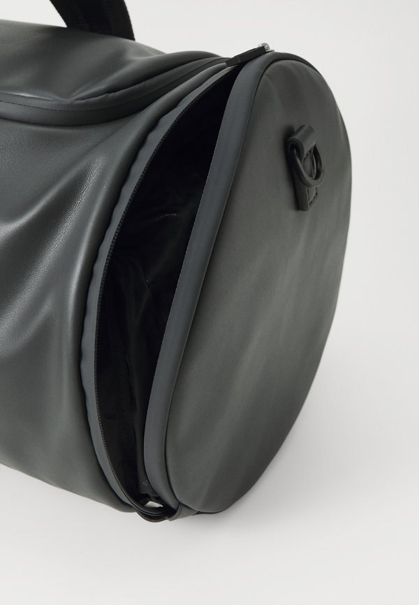 DAN HOLDALL - Weekend bag4