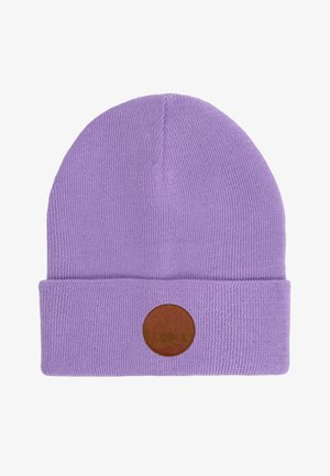 Fioletowa dzianinowa czapka z mankietem, z brązową skórzaną łatą z logo. Miękka w fakturze i wydłużona w kształcie.