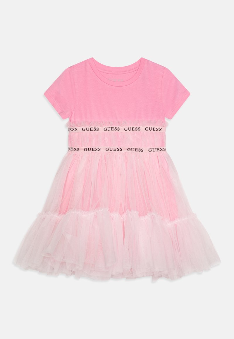 Robe rose composée d'un haut en coton à manches courtes et d'une jupe en tulle superposée avec une doublure blanche, finition avec une ceinture noire portant le logo "GUESS".