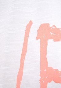 Stoff mit einem strukturierten weißen Hintergrund, der unregelmäßige rosa Pinselstrichmuster zeigt und ein weiches, leicht durchscheinendes Finish aufweist.