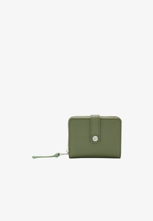 Kompaktowy portfel z oliwkowej skóry z zamkiem błyskawicznym i przednim paskiem ozdobionym małym, okrągłym metalowym logo.