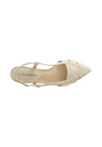 Scarpa slingback in suede beige con punta affusolata, caratterizzata da cinturini incrociati e un interno liscio. Logo del marchio visibile sulla soletta.