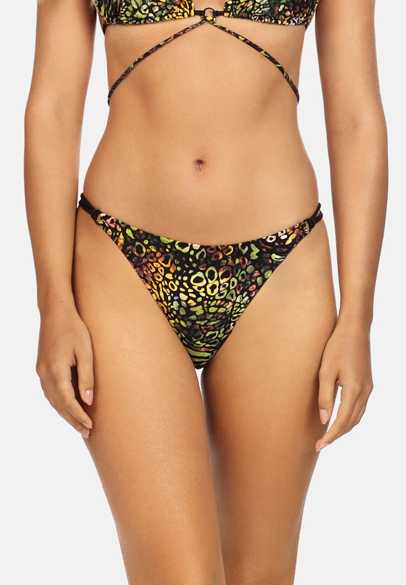 Zestaw bikini z czarną bazą i wielokolorowym nadrukiem zwierzęcym w odcieniach zieleni, pomarańczy i żółci. Ramiączka krzyżują się na środku.