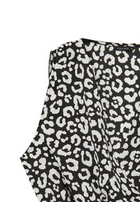 Top in tessuto nero con stampa leopardata bianca, dal design morbido e scollatura a V. Texture liscia con maniche fluide per una facile libertà di movimento.