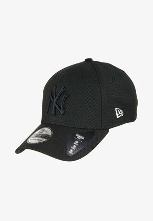 Schwarze Baseballkappe aus strukturiertem Stoff mit einem gestickten Logo auf der Vorderseite und einem kleinen Logo an der Seite, gebogenes Schild.