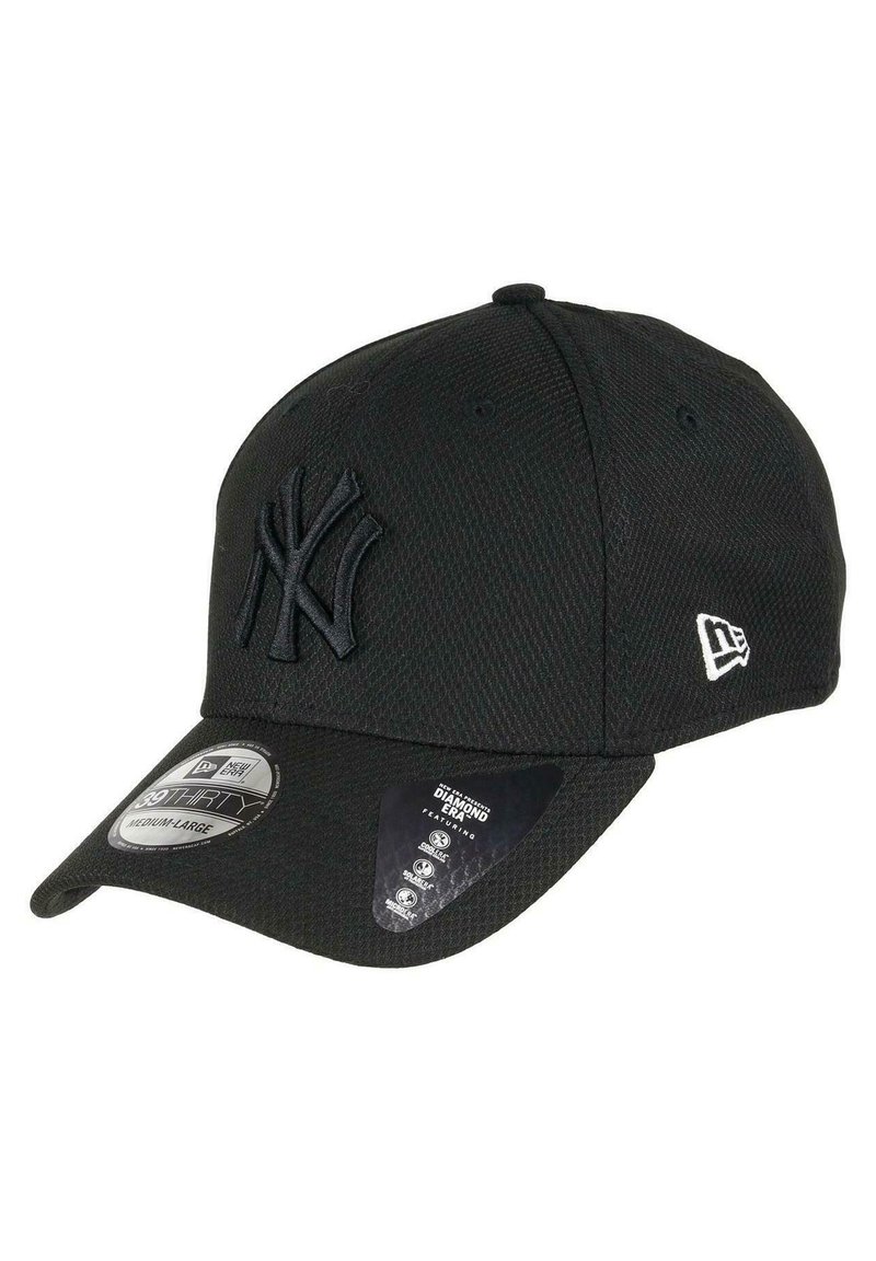 Schwarze Baseballkappe aus strukturiertem Stoff mit einem gestickten Logo auf der Vorderseite und einem kleinen Logo an der Seite, gebogenes Schild.