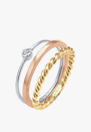 Tre sammenflettede ringe: en sølvring med en sten, en roseguldring og en snoet guld ring. Glatte overflader, kontrasterende farver og detaljerede teksturer.