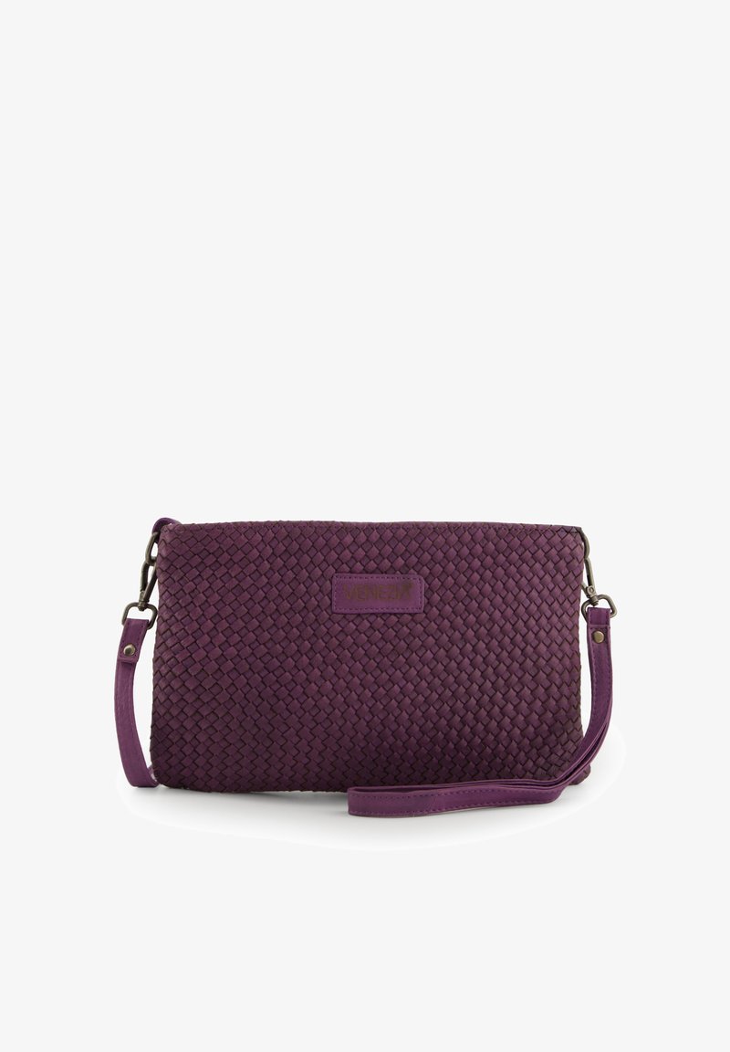 Fioletowa torba skórzana tkana ze płaskim designem, zamknięciem na zamek i regulowanym paskiem. Posiada małą naszywkę z logo z przodu.