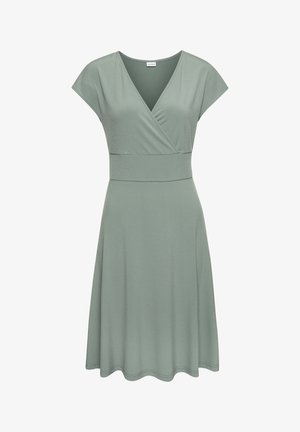 Weiches grünes knielanges Kleid mit kurzen Ärmeln, Wickeloberteil mit V-Ausschnitt und tailliertem Bund, das am Rock sanft ausgestellt ist.