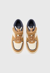 Wysokie sneakersy z brązowego zamszu z kremowymi skórzanymi panelami. Posiadają akcenty w kolorze granatowym, perforowany czubek, oraz rzep. Gumowa podeszwa.