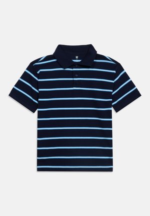 Marineblauw poloshirt met korte mouwen, lichtblauwe horizontale strepen en een kraag met twee knopen.