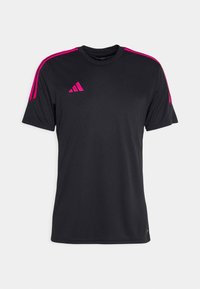 Svart sportströja i syntetmaterial, med rosa accentlinjer på axlarna och en liten rosa logotyp på bröstet.