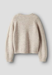 Beżowy sweter dziany z prążkowaną teksturą, krótkim krojem i opadającymi szwami na ramionach. Miękki materiał i gładkie wykończenie.