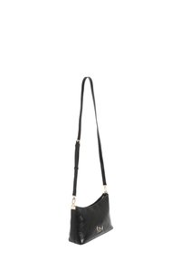 Borsa a spalla in pelle nera con texture trapuntata, forma curva, dettagli in hardware dorato e tracolla regolabile. Finitura liscia e chiusura con zip.