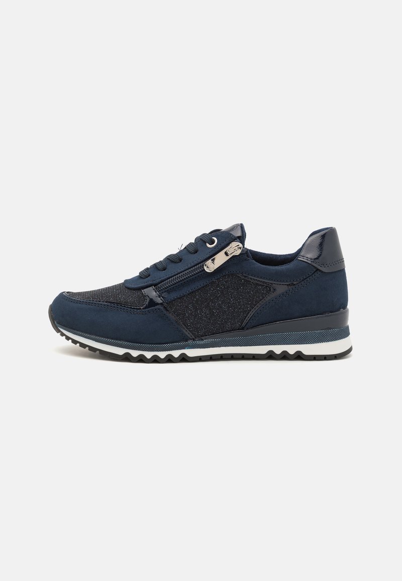 Sneaker blu navy con un mix di materiali lisci e testurizzati, dotato di una cerniera laterale e una suola bianca a contrasto, progettato per il comfort.