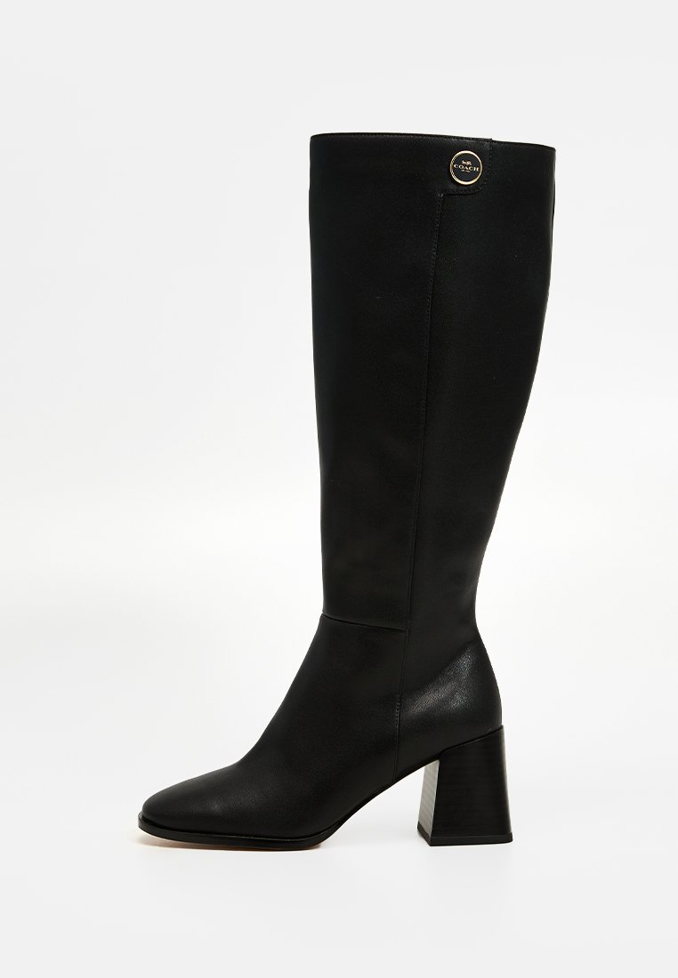 Czarne skórzane botki za kolano z kwadratowym noskiem, słupkowym obcasem oraz okrąłym logo u góry. Gładka faktura z minimalnymi detalami.