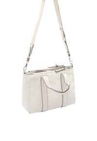 Biała skórzana torebka z dwoma uchwytami u góry i regulowanym paskiem na ramię. Posiada srebrne okucia i zamek błyskawiczny. Gładka tekstura.