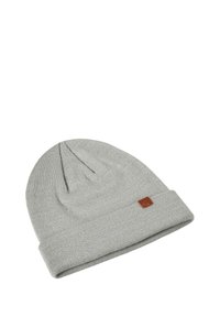 Grijze gebreide beanie met een omgeslagen rand en een klein leren embleem aan de zijkant. Zachte textuur, ronde bovenkant, geschikt voor koud weer.