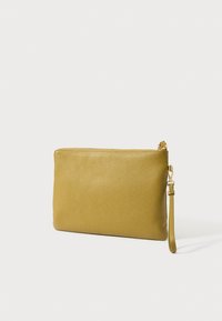 Leren clutch in mosterdgeel, rechthoekige vorm met een gestructureerd oppervlak, voorzien van een ritssluiting en een polsbandje.