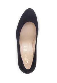 Svarte semskede pumps med spiss tå og beige innvendig. Har gullmerke på sålen. Glatt tekstur, enkel design.