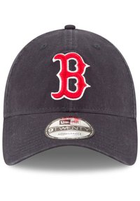 Justerbar marineblå baseballcap med buet skygge, som har en fremtredende rød brodert "B"-logo foran og strukturert stoff.