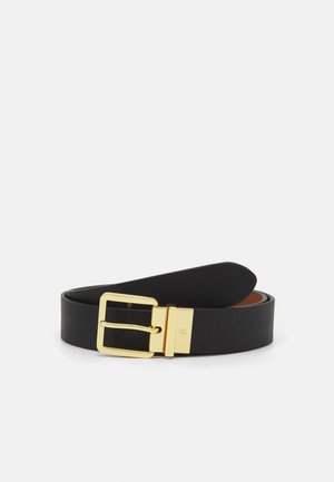 Ceinture en cuir noir avec boucle rectangulaire dorée, enroulée avec la boucle vers l'avant sur un fond blanc.